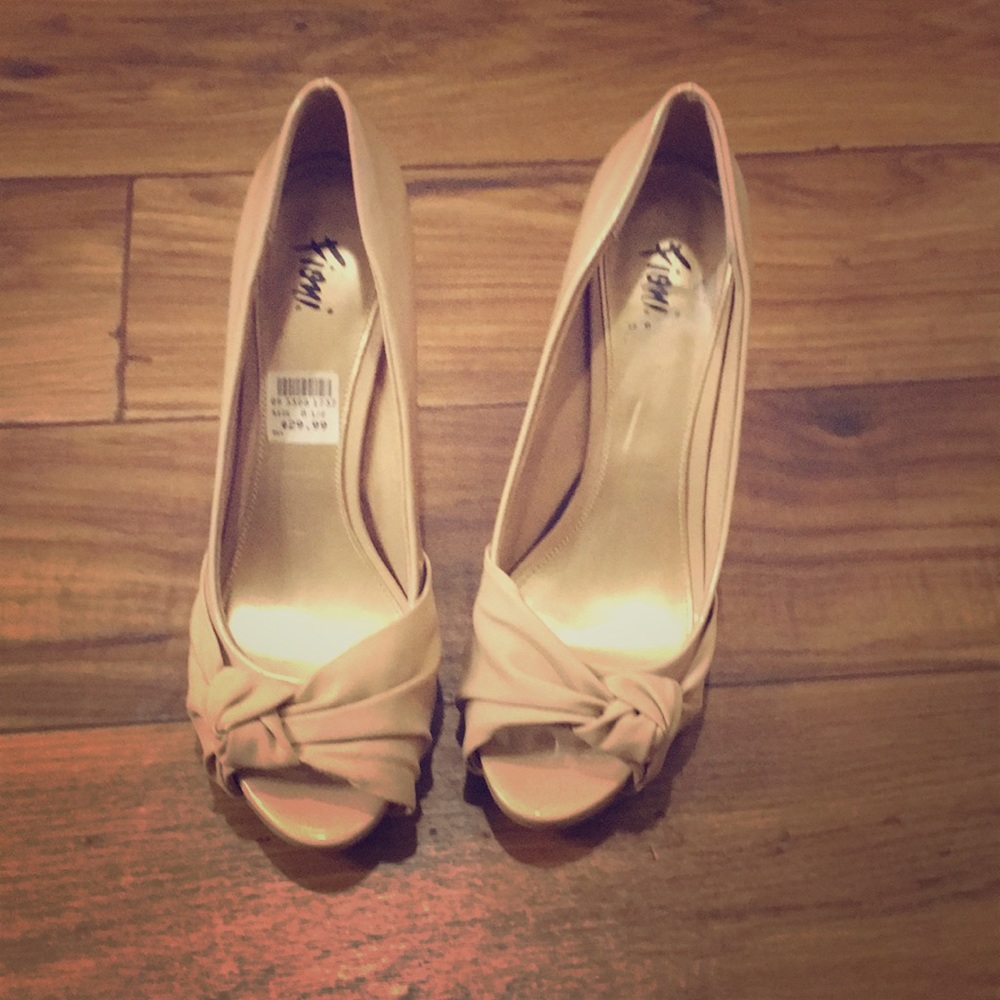 ‼️SOLD ‼️Nude peep toe pumps.